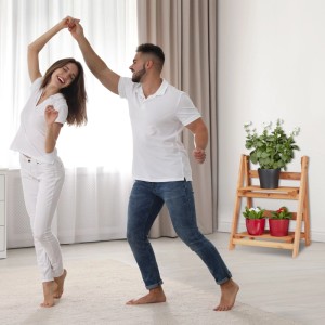 Natürliche Blumentreppe aus Tannenholz mit 2 Ebenen für Pflanzen. Klappbares Blumenregal für Blumentöpfe im Innenbereich.