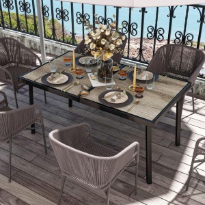 Outsunny Gartentisch aus grauem Stahl mit Holzoptik-Platte, gedeckt auf einer Terrasse am Meer.