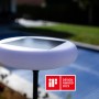 Schwarze Lutec Solar LED-Stehleuchte Pops mit großem, rundem Diffusor und Solarpanel.
