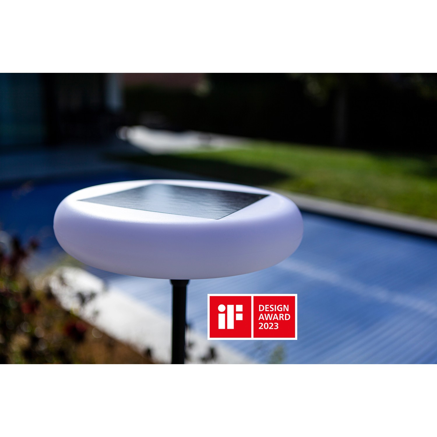 Schwarze Lutec Solar LED-Stehleuchte Pops mit großem, rundem Diffusor und Solarpanel.