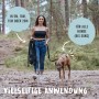 Frau führt Hund an Rudelkönig Schleppleine (5m, Nylon) im Wald.