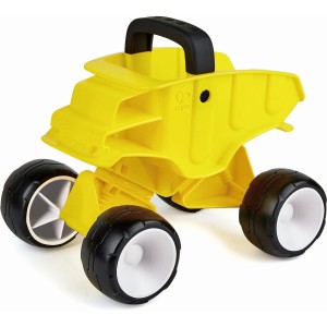 Gelber Hape Kipper, robustes Sandspielzeug mit schwarzen Rädern und Griff für Kinder.