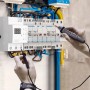 CCLIFE 2-poliger Spannungsprüfer mit LED-Anzeige im Einsatz an einem Sicherungskasten.