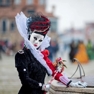 20 weiße Papiermasken mit Gummiband zum kreativen Gestalten für Fasching, Halloween & Kostümpartys.