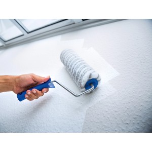 LUX Dispersionswalze 18 cm beim Streichen einer Wand. Farbwalze mit blauem Griff und grau-weißem Bezug.