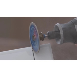 Dremel Diamant-Trennscheibe Max EZ SpeedClic SC545DM schneidet präzise in weißes Material. Zubehör für Miniaturwerkzeuge.
