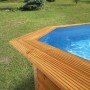 Weka Toprail Handlaufverbreiterung für Massivholzpool 593, geriffelte Holzoberfläche.