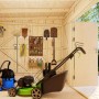 Innenansicht: Palmako Gerätehaus Stig 8,2 m² mit Gartengeräten und Werkzeugen.