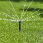 Gardena Versenkregner MD40 bewässert Rasenfläche. Sprinkler-System für automatische Rasenbewässerung.