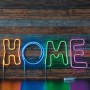 Paulmann Neon Colorflex LED-Streifen Set, 4x1m, in Pink, Orange, Grün und Blau, formt das Wort "HOME".