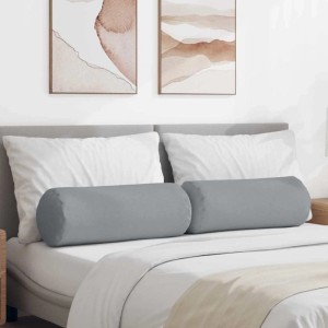 Zwei hellgraue, zylindrische Bolsterkissen aus Stoff auf einem Bett im Schlafzimmer. Ideal für Komfort & Dekoration.