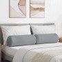 Zwei hellgraue, zylindrische Bolsterkissen aus Stoff auf einem Bett im Schlafzimmer. Ideal für Komfort & Dekoration.