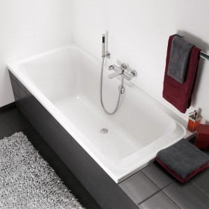 Weiße Villeroy & Boch Architectura Duo Rechteck-Badewanne, 170x80 cm, mit Armatur und Handtüchern.