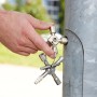Knipex TwinKey Zange (95mm) im Einsatz an Schaltschrank. Multifunktionaler Schlüssel für gängige Schließsysteme.