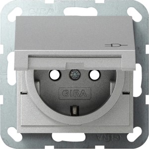 Gira Steckdose System 55 Aluminium mit Klappdeckel und erhöhtem Berührungsschutz.