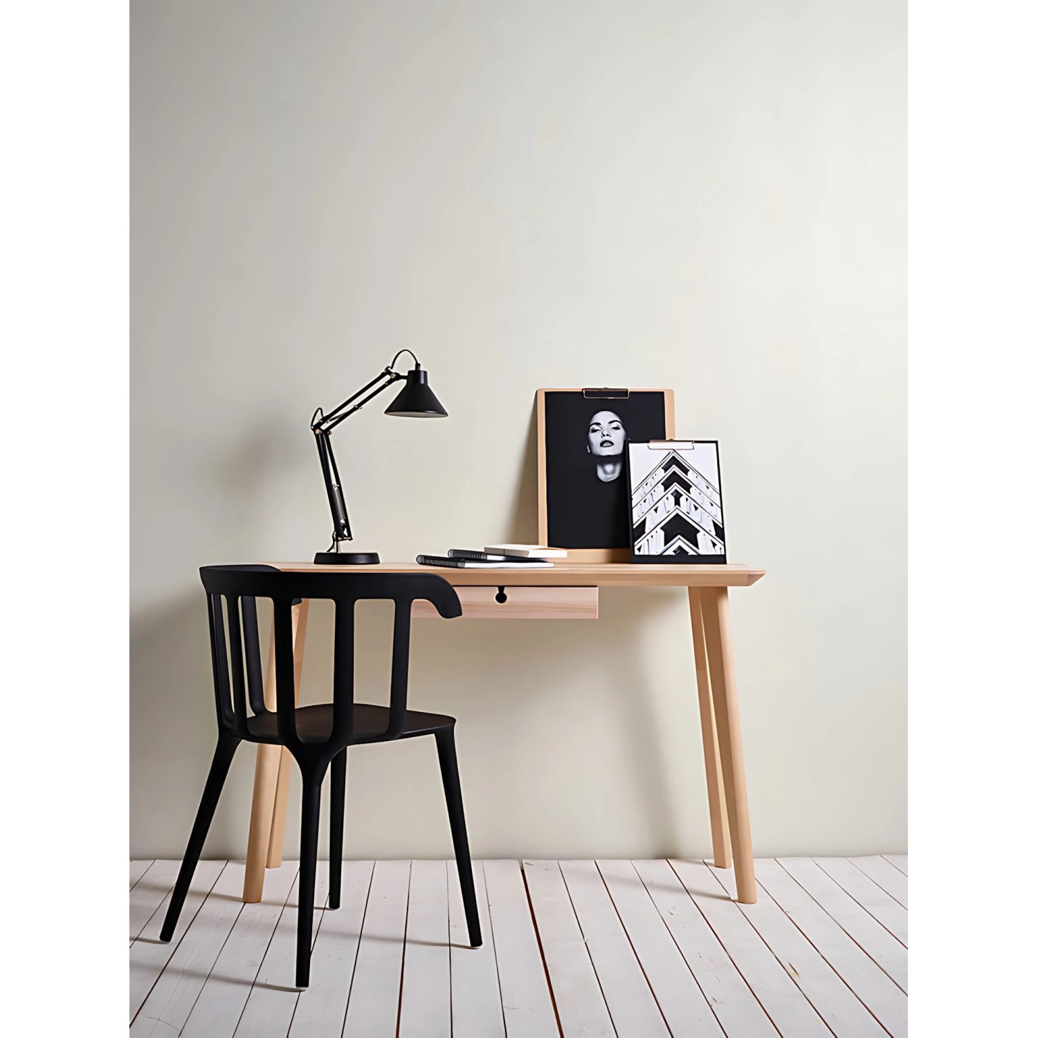 Uni Matte Vliestapete in Weiß (PROFHOME 224040-GU) an Wand hinter Schreibtisch mit Deko.