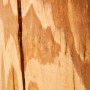 Detailaufnahme: Gebeiztes Kiefernholz der Brilliant Tischleuchte Jimena, FSC®-zertifiziert.