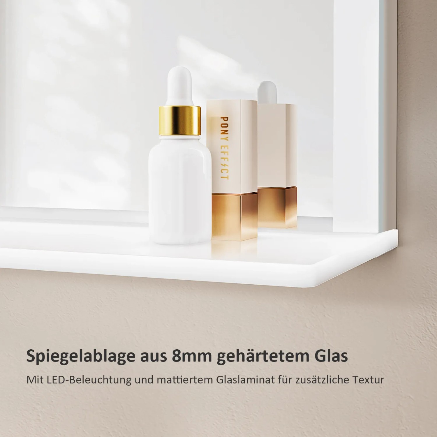 Emke Badspiegel mit Ablage, 50x70 cm, mit Kaltweiß Beleuchtung. Detailaufnahme der Ablage mit Kosmetikprodukten.