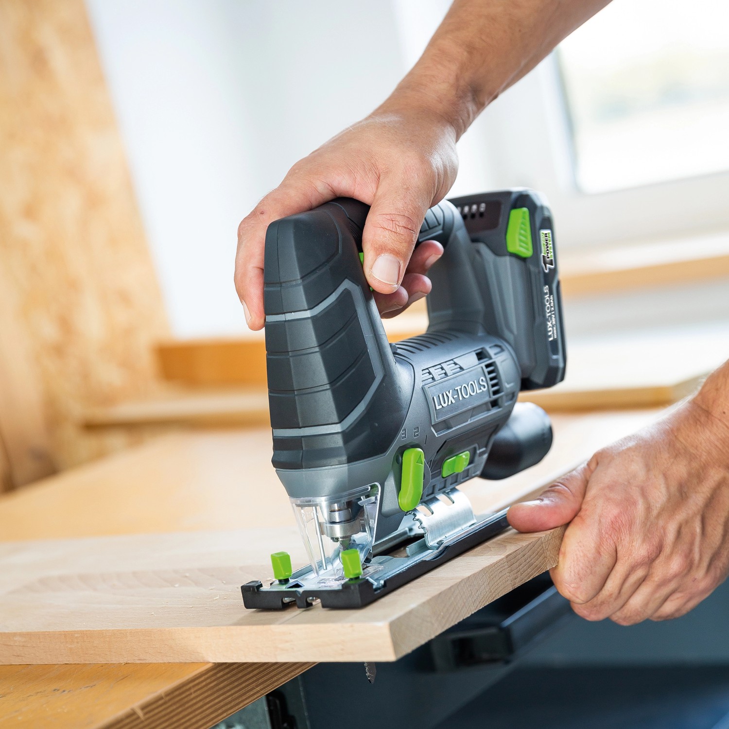 LUX Akku-Stichsäge A-ST-20 im Einsatz beim Sägen von Holz, Teil des 3in1 Akku-Maschinensets.