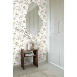 ESTAhome Vliestapete mit Aquarell Rosen in Beige/Braun im Raum, kombiniert mit Spiegel und Kommode.