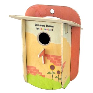 Buntes Pebaro Laubsäge Vogelhaus mit Aufdruck, ideal zum Basteln und als Nistplatz.