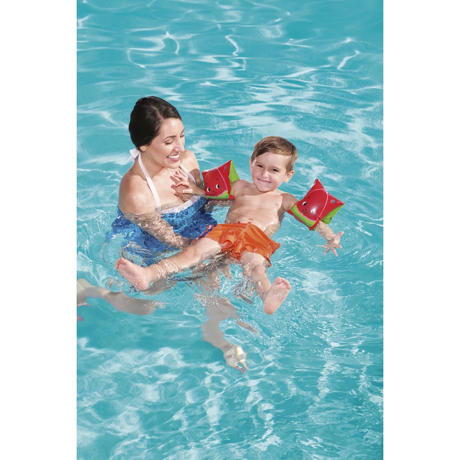 Kind mit Bestway Früchte-Schwimmflügeln im Wasser, unterstützt von einer Frau. Wassermelonen Design.