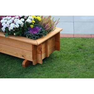 Runder Promadino Holztrog mit Schwengelpumpe, bepflanzt mit bunten Blumen, Gartendekoration.