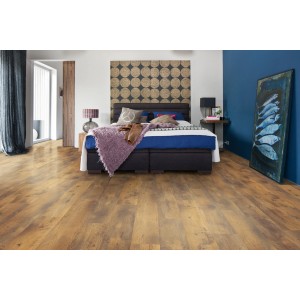 Verlegtes Living by Haro Laminat 7mm Eiche Fattoria im Schlafzimmer mit Bett und blauer Wand.