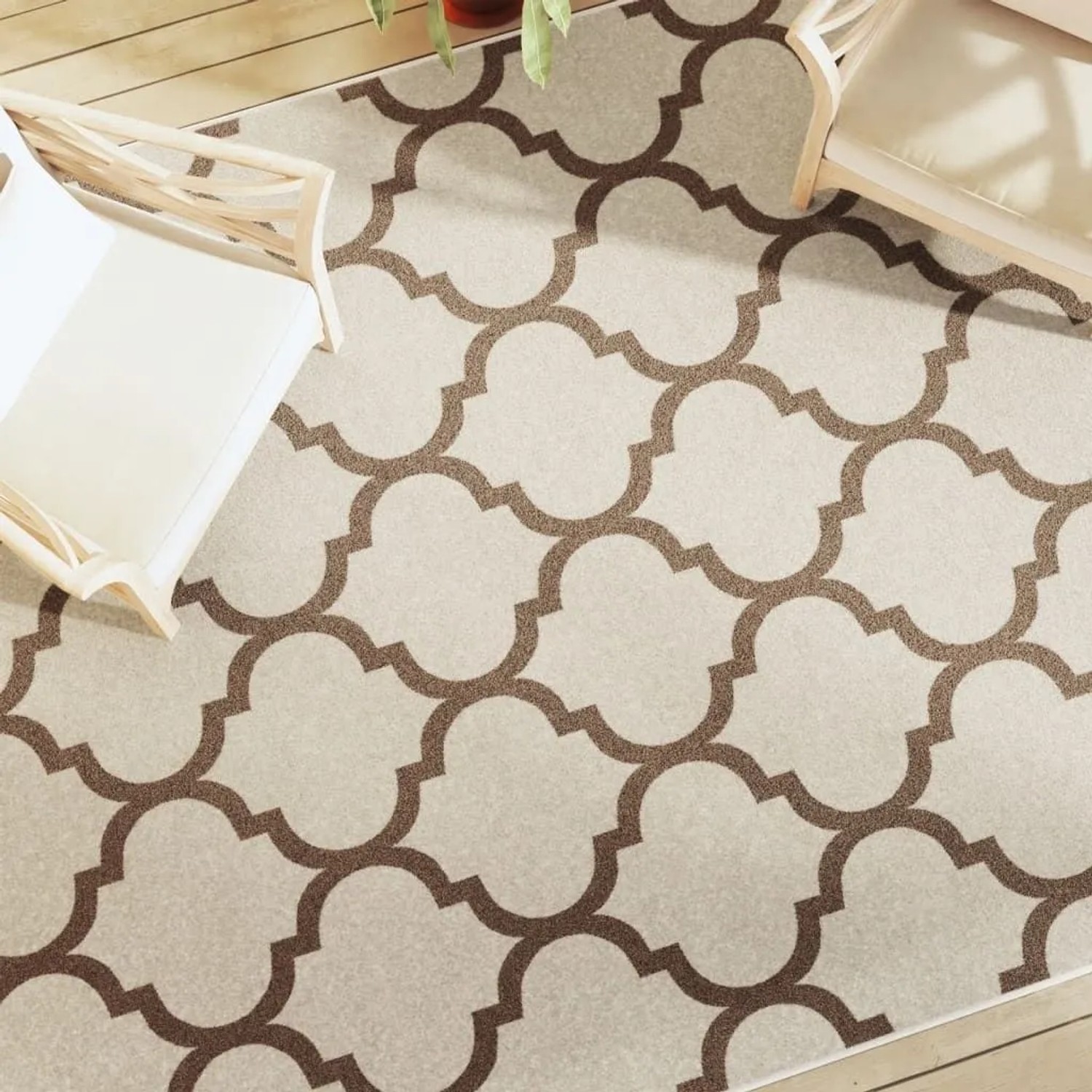 Mehrfarbiger Kurzflor Teppich 190x300 cm mit arabischem Muster und rutschfester Unterseite.