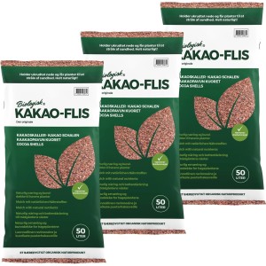 Drei Säcke Floragard Universal Kakaoschalen 3 x 50L als Mulchmaterial zur Bodenabdeckung.