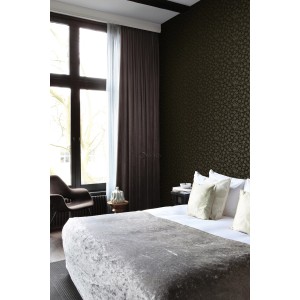 Schlafzimmer mit schwarzer Blumentapete von Origin Wallcoverings, Vliestapete.