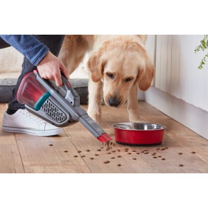 Black+Decker Akku-Handstaubsauger BHHV315B im Einsatz neben Hundenapf zum Aufsaugen von Futterresten.