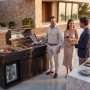Schwarze Buschbeck Outdoorküche Dublin mit Grill, Sizzle Zone und Getränkekühlschrank.
