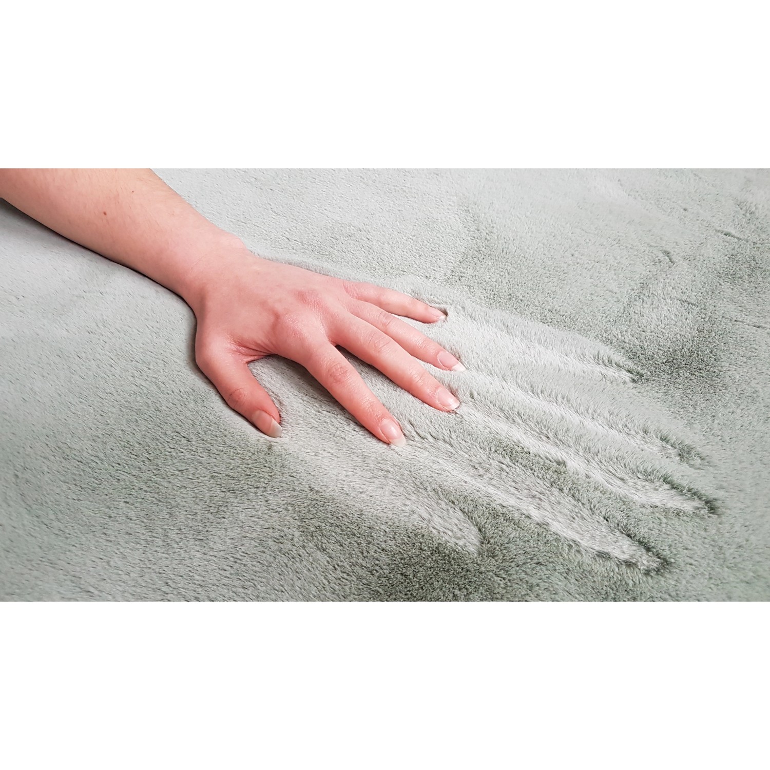 Mintfarbener Schöner Wohnen Badteppich Bali, 60x90 cm, mit Hand, die die weiche Oberfläche berührt.