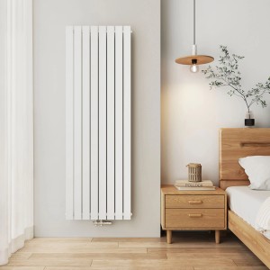 Weißer, vertikaler Emke Badheizkörper (180x62cm, 1265W) im modernen Schlafzimmer.