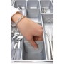 Hand platziert silberne Agoform Scoop-2 Trennwand aus Kunststoff in einem Besteckeinsatz zur Schubladenorganisation.