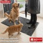 Anthrazit Schmutzfangmatte Space 205 mit Hund, Katze und Person mit Regenschirm vor der Tür.