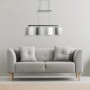 Moderne Näve Pendelleuchte Tilde, 4-flammig, grau-weiße Stoffschirme über grauem Sofa.