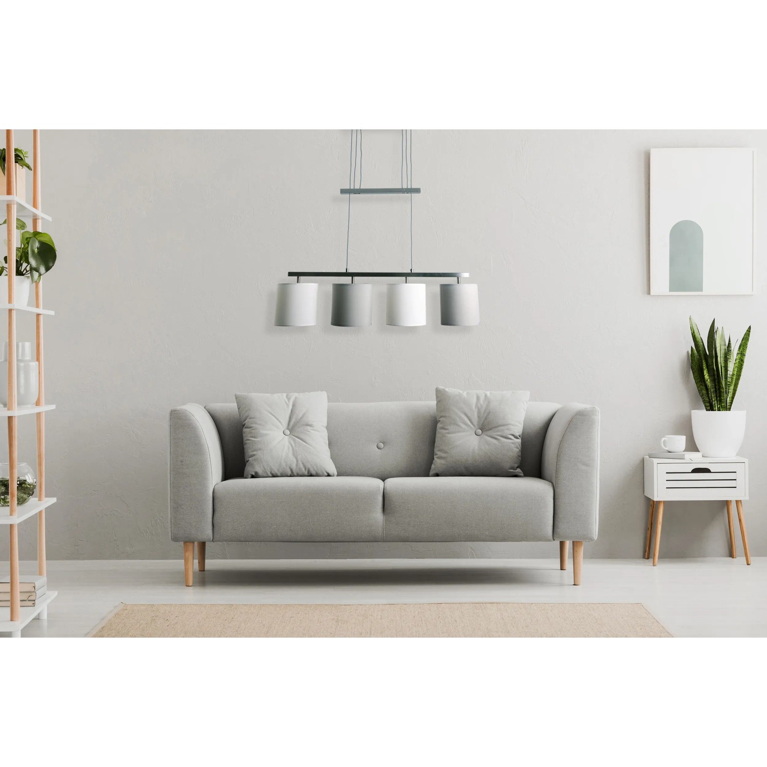 Moderne Näve Pendelleuchte Tilde, 4-flammig, grau-weiße Stoffschirme über grauem Sofa.