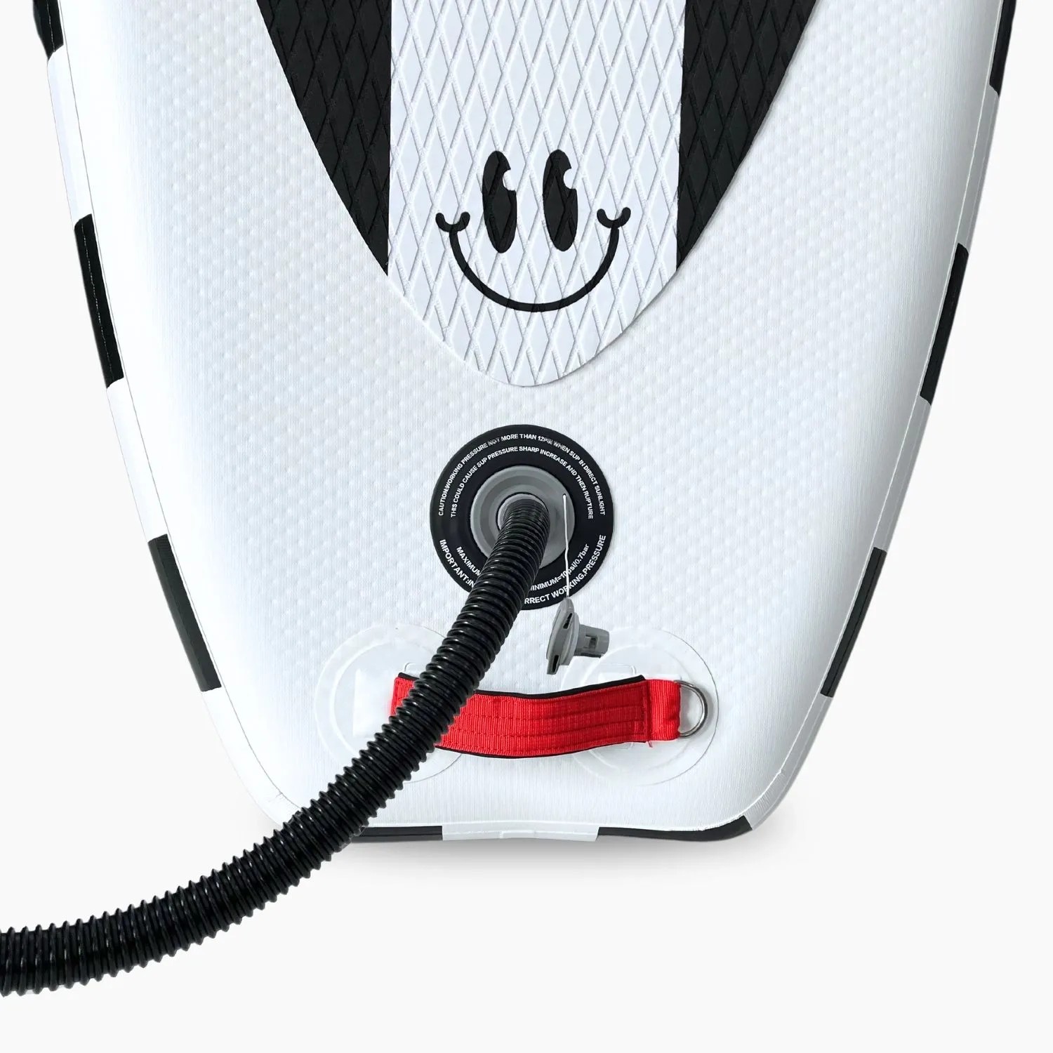 Suprfit SUP Board: Ventil mit Pumpe, roter Leash-Schlaufe & Smiley-Design auf weißem Deckpad. Wassersport.