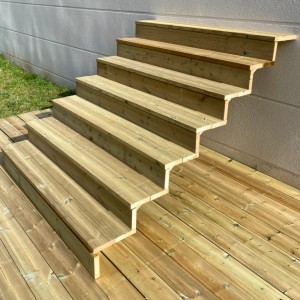 Vinuovo Holztreppe, 7 Stufen, 160cm breit, mit Setzstufen aus Nadelholz für den Außenbereich.