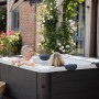 MSpa Frame Whirlpool Oslo mit Hydromassage im Garten mit zwei Personen.