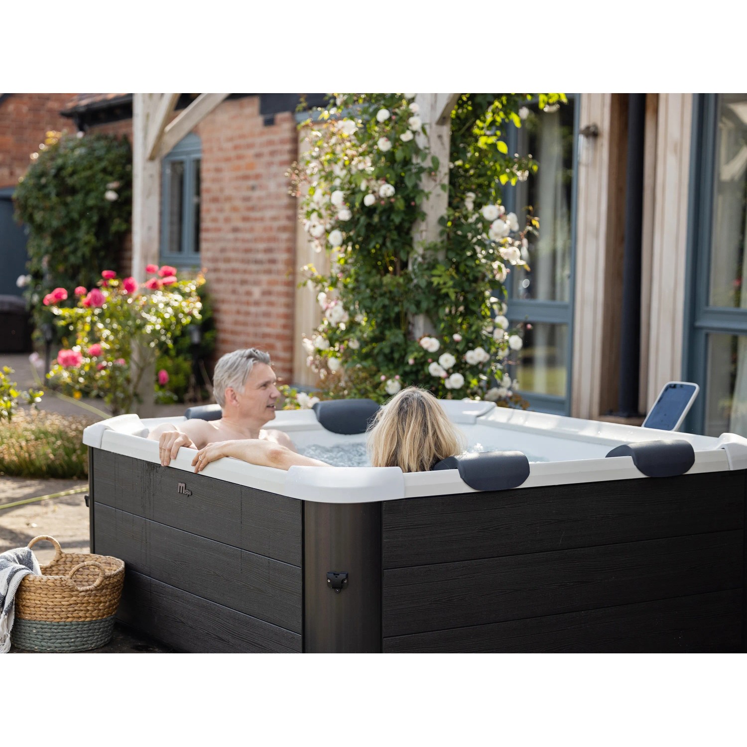 MSpa Frame Whirlpool Oslo mit Hydromassage im Garten mit zwei Personen.