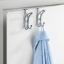 Wenko Türhaken 2er Set im Lochdesign, silberfarben, mit blauem Handtuch an weißer Tür.