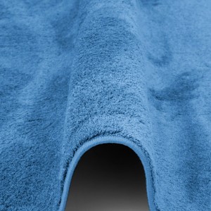 Detailansicht: Blauer, runder Pergamon Hochflor Teppich Melia, super soft und luxuriös.