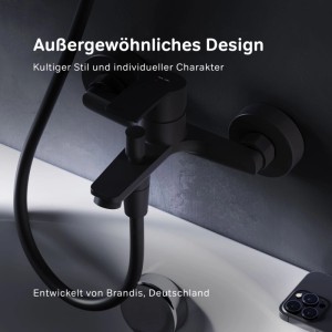 Schwarze AM.PM Wannenarmatur Play Aufputz mit Brausegarnitur für die Badewanne.
