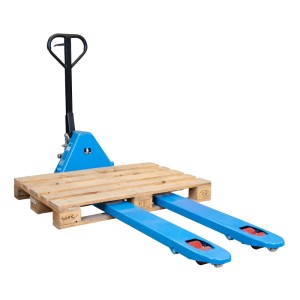 Blauer Güde Gabelhubwagen GHW 2500-180 PU mit langer Gabel unter einer Holzpalette. Ideal für Lager & Werkstatt.