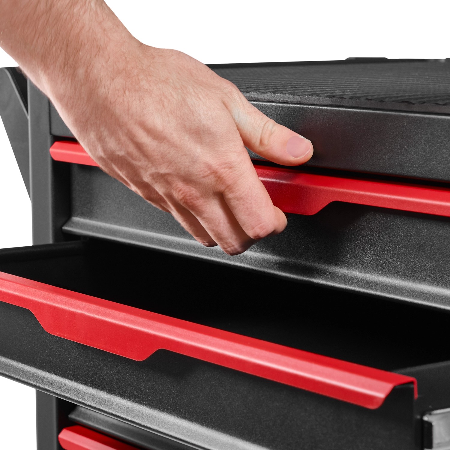 Detailaufnahme: Hand öffnet Schublade des schwarzen Einhell Werkstattwagens (149-teilig).