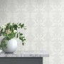 Helle Erismann Vliestapete Versailles Felicite mit filigranen Blütenornamenten.