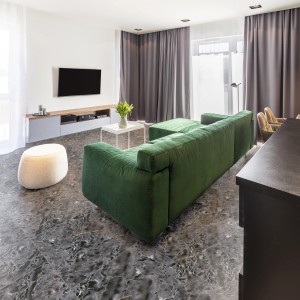 Verlegtes Feinsteinzeug Wave in Marmoroptik Grau, glänzend, 60x60 cm im Wohnraum.